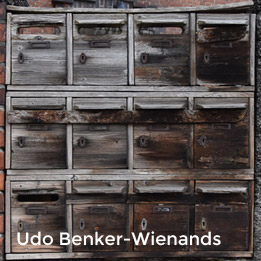 Udo Benker-Wienands: Briefkästen - Fotogedicht (Fotografie und ein Gedicht zum Foto: "Ausser Diensten jetzt...)